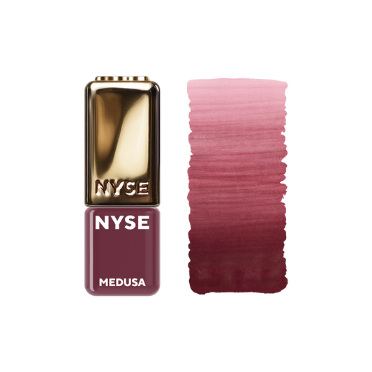 Pigmento PMU labbra NYSE Medusa con flacone dorato e swatch sfumato rosa malva intenso su sfondo bianco.
