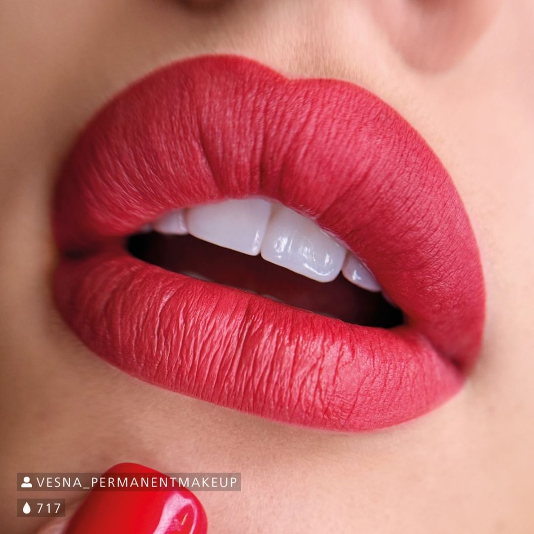 Risultato di trucco permanente labbra realizzato con Swiss Color 717 Velvet Kiss, tonalità rosa lampone intensa, uniforme e vellutata.