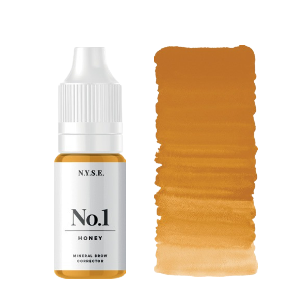 Correttore minerale per sopracciglia NYSE N°1 Honey con flacone e swatch giallo miele caldo su sfondo bianco.
