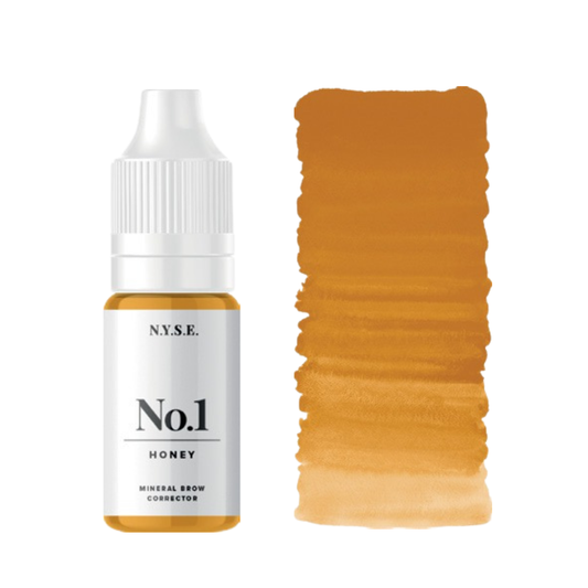Correttore minerale per sopracciglia NYSE N°1 Honey con flacone e swatch giallo miele caldo su sfondo bianco.
