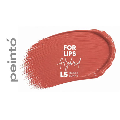 Swatch Peintó L5 Honey Bunny, pigmento ibrido PMU per labbra color nude corallo caldo.
