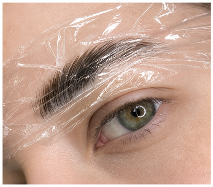 Pellicola per laminazione applicata sulle sopracciglia durante trattamento brow lamination
