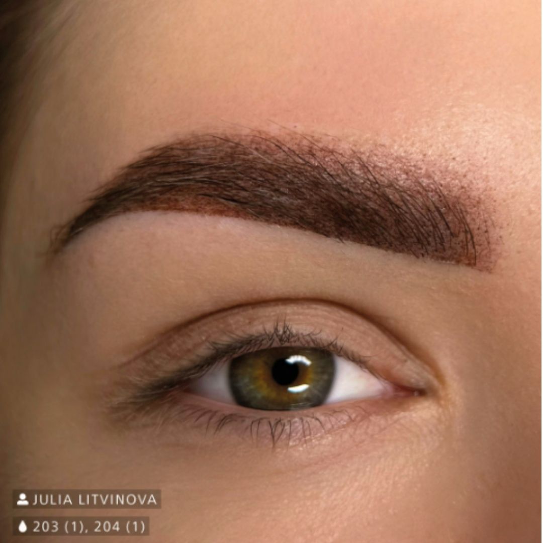 Risultato PMU sopracciglia realizzato con Swiss Color 203 Chocolate Brown e 204 Hazel Brown, effetto definito con sfumatura naturale.
